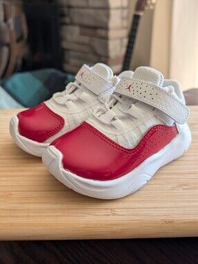 Air Jordan 11 CMFT Low sneakers (Toddler size 5)